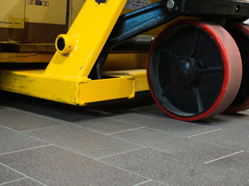 Indústria Pesada e Metalurgia: ambiente com piso técnico