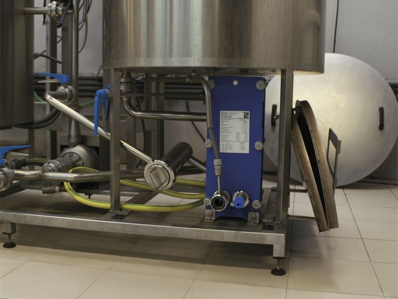 Equipamento industrial de inox sobre piso técnico