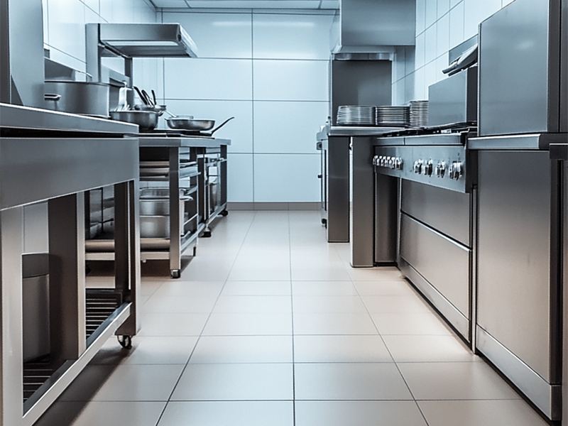 Cozinha industrial com equipamentos de inox