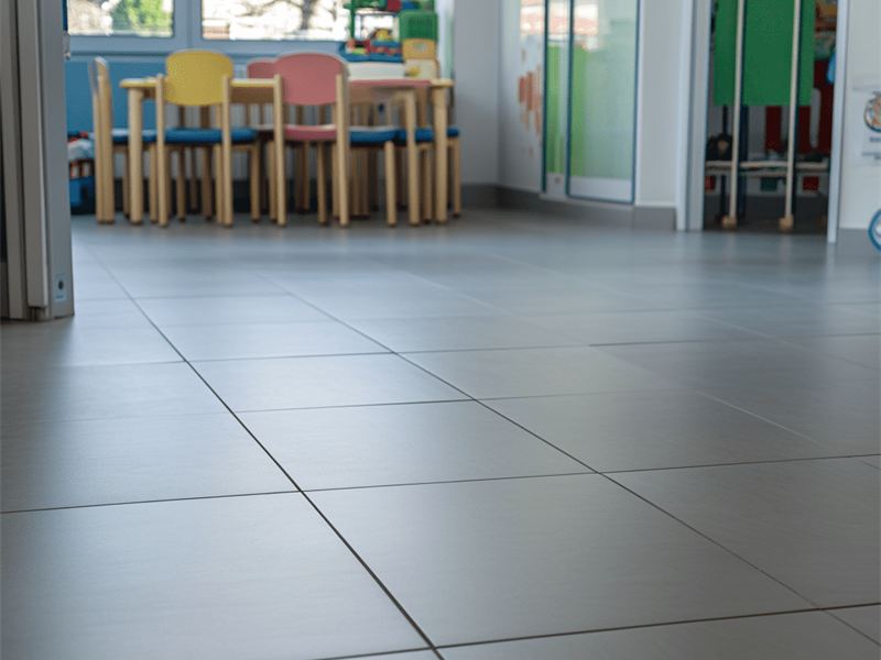 Sala com piso técnico cinza em porcelanato extrudado
