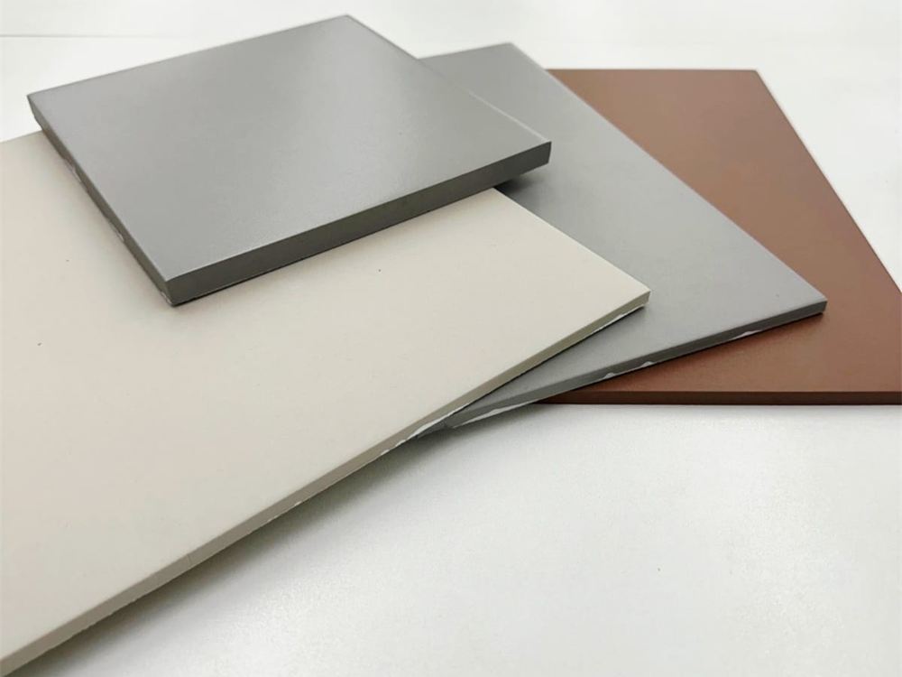 Peças de porcelanato extrudado mostrando a espessura e a massa única