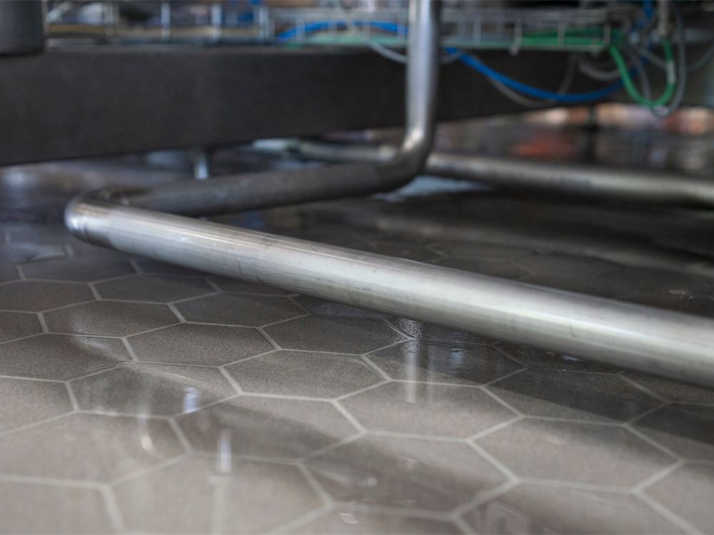Piso hexagonal Zahna-Fliesen em área industrial com equipamento de inox