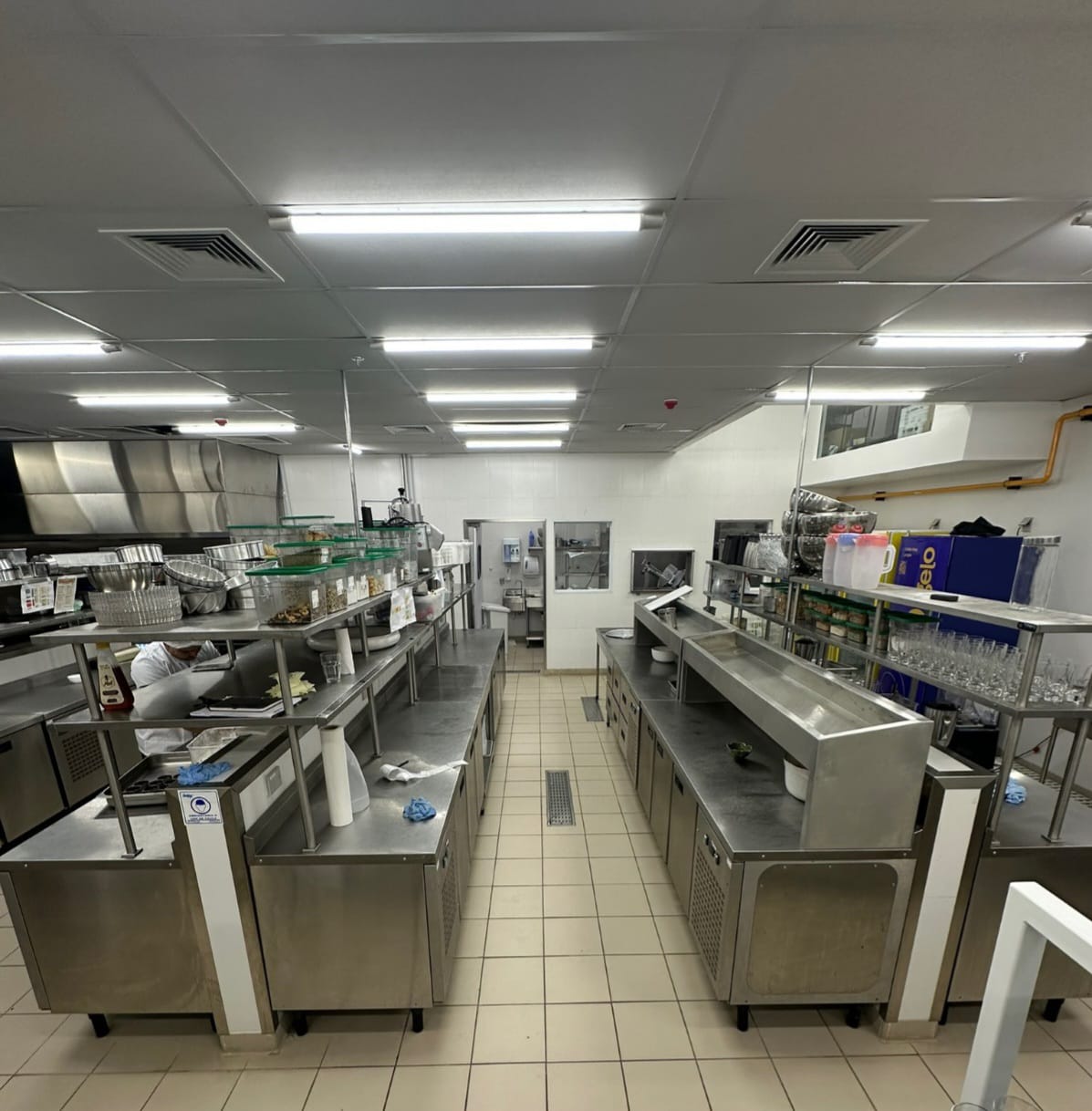 piso-para-cozinha-industrial-como-escolher-a-melhor-solucao-e-reduzir-custos-no-longo-prazo